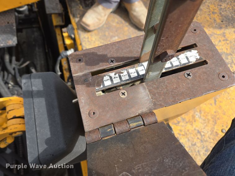 image for item DW1876 2000 Blaw-Knox PF-5510 paver