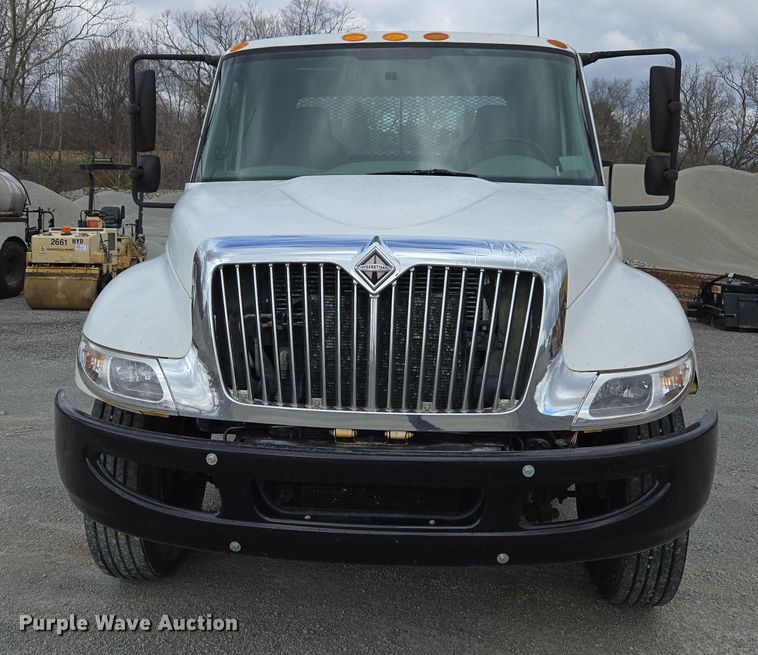 image for item DW1879 2005 International 4300 flatbed truck