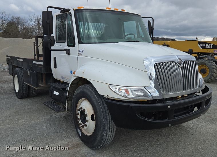 image for item DW1879 2005 International 4300 flatbed truck