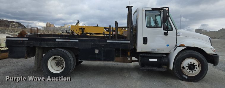 image for item DW1879 2005 International 4300 flatbed truck
