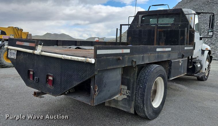 image for item DW1879 2005 International 4300 flatbed truck
