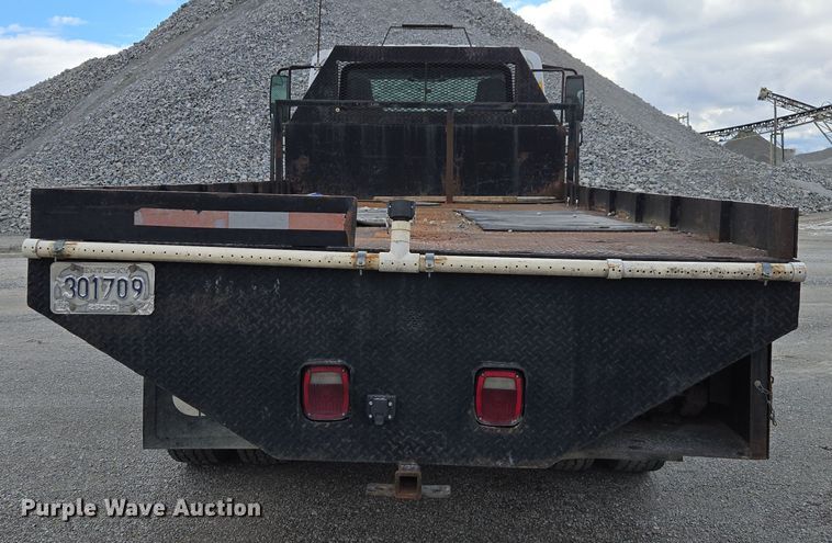 image for item DW1879 2005 International 4300 flatbed truck