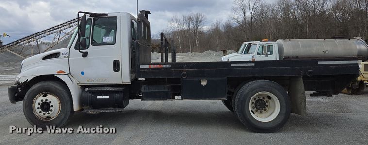 image for item DW1879 2005 International 4300 flatbed truck