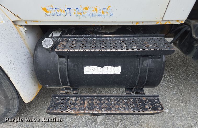 image for item DW1879 2005 International 4300 flatbed truck