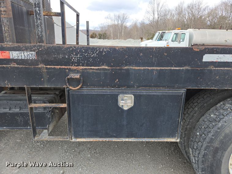 image for item DW1879 2005 International 4300 flatbed truck