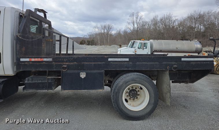 image for item DW1879 2005 International 4300 flatbed truck
