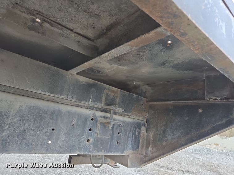 image for item DW1879 2005 International 4300 flatbed truck