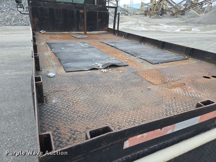 image for item DW1879 2005 International 4300 flatbed truck