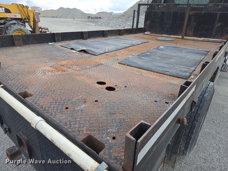 image for item DW1879 2005 International 4300 flatbed truck