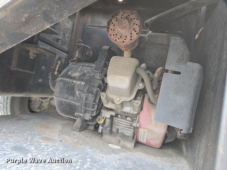 image for item DW1879 2005 International 4300 flatbed truck