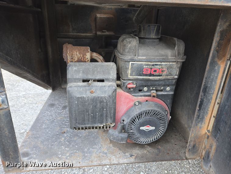 image for item DW1879 2005 International 4300 flatbed truck