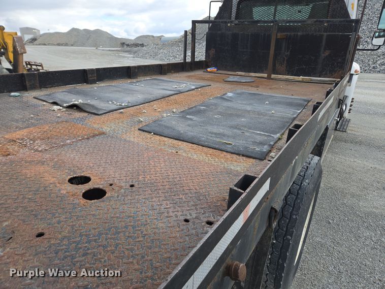 image for item DW1879 2005 International 4300 flatbed truck