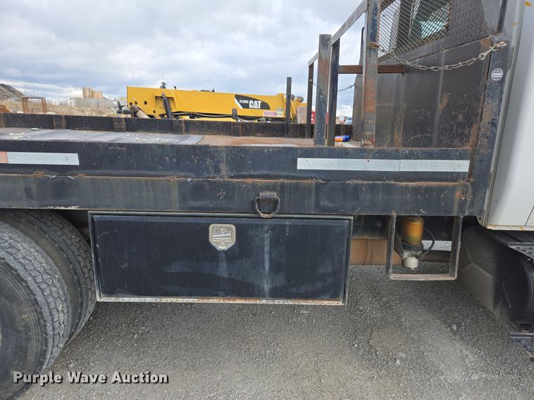 image for item DW1879 2005 International 4300 flatbed truck