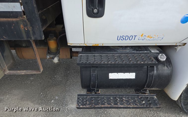 image for item DW1879 2005 International 4300 flatbed truck