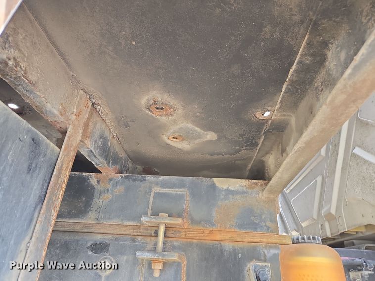 image for item DW1879 2005 International 4300 flatbed truck