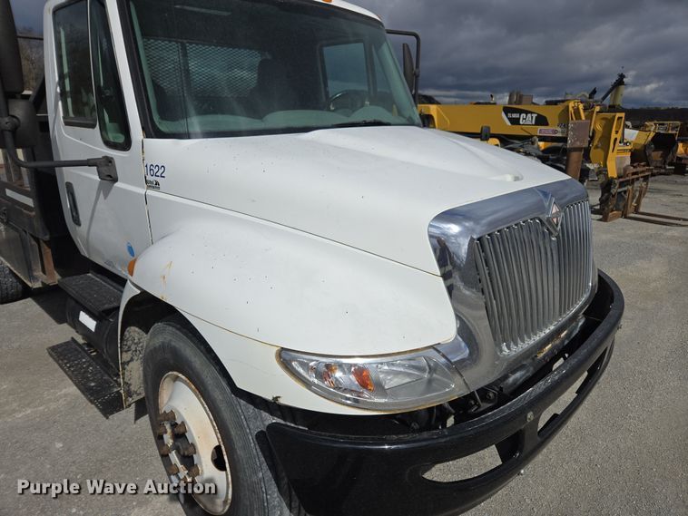 image for item DW1879 2005 International 4300 flatbed truck
