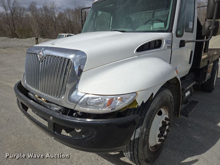 image for item DW1879 2005 International 4300 flatbed truck
