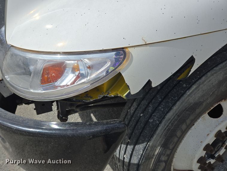 image for item DW1879 2005 International 4300 flatbed truck