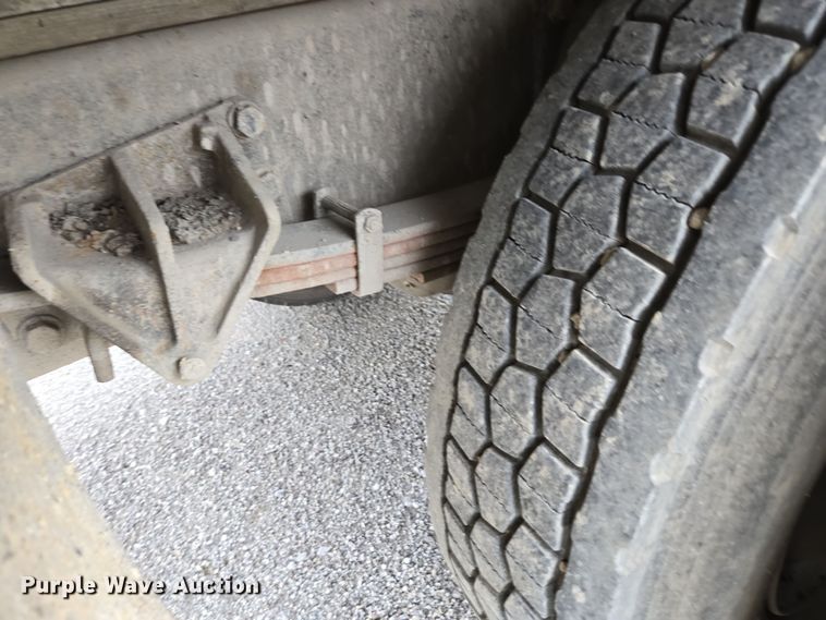 image for item DW1879 2005 International 4300 flatbed truck