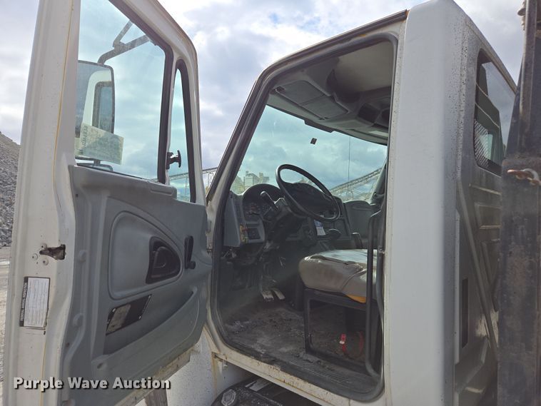 image for item DW1879 2005 International 4300 flatbed truck