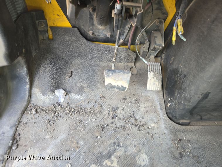 image for item DW1879 2005 International 4300 flatbed truck