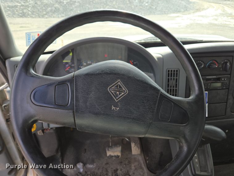 image for item DW1879 2005 International 4300 flatbed truck