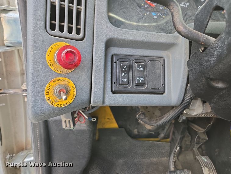 image for item DW1879 2005 International 4300 flatbed truck