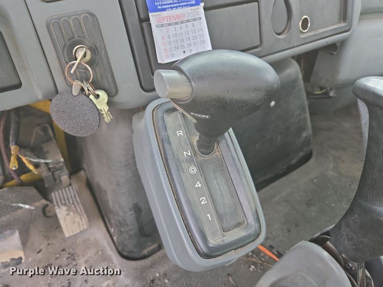 image for item DW1879 2005 International 4300 flatbed truck