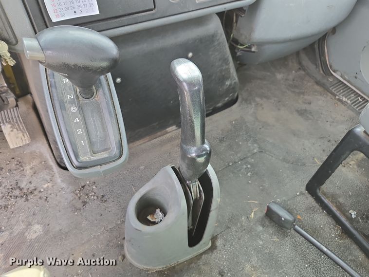 image for item DW1879 2005 International 4300 flatbed truck