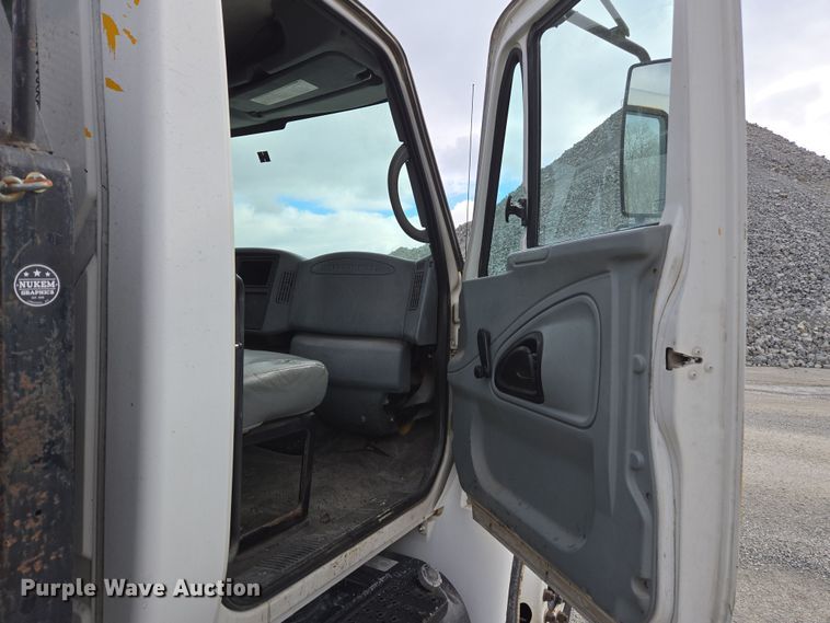 image for item DW1879 2005 International 4300 flatbed truck