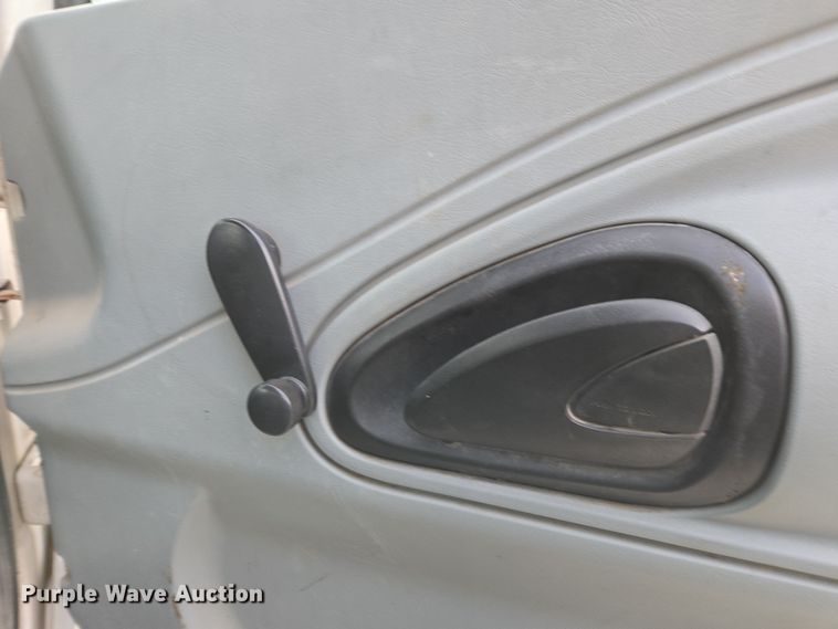 image for item DW1879 2005 International 4300 flatbed truck