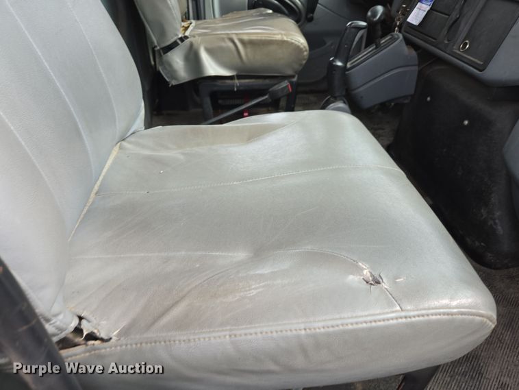 image for item DW1879 2005 International 4300 flatbed truck