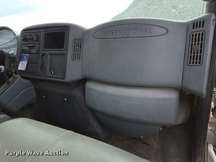 image for item DW1879 2005 International 4300 flatbed truck