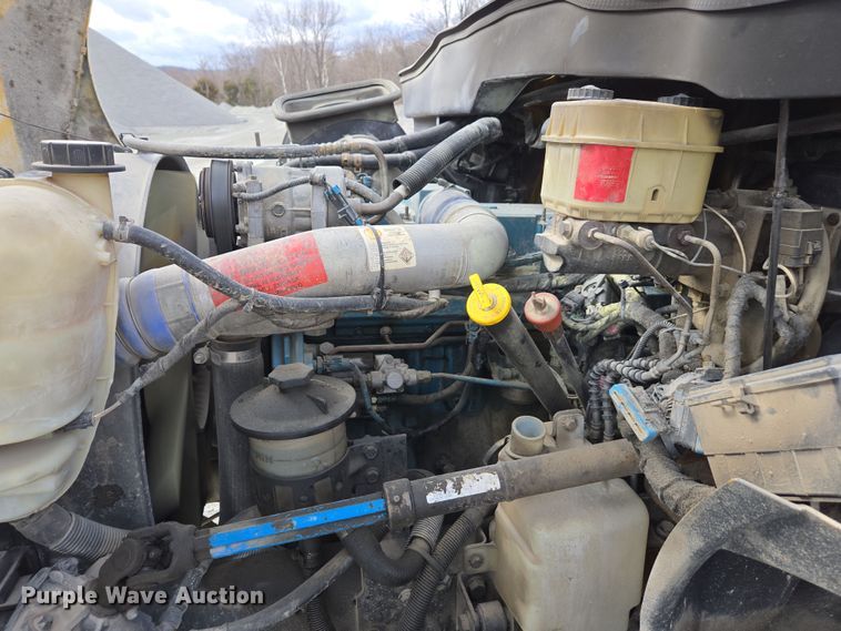 image for item DW1879 2005 International 4300 flatbed truck