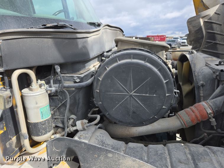 image for item DW1879 2005 International 4300 flatbed truck