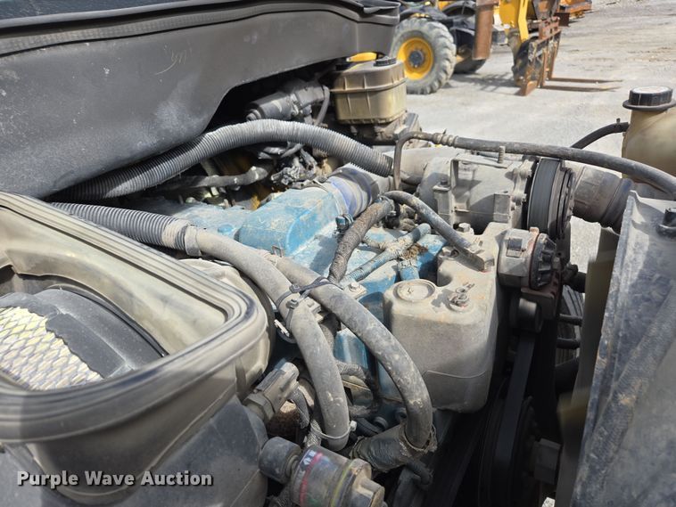 image for item DW1879 2005 International 4300 flatbed truck