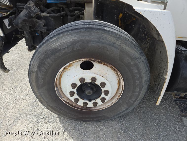 image for item DW1879 2005 International 4300 flatbed truck