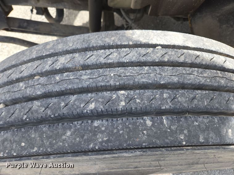 image for item DW1879 2005 International 4300 flatbed truck