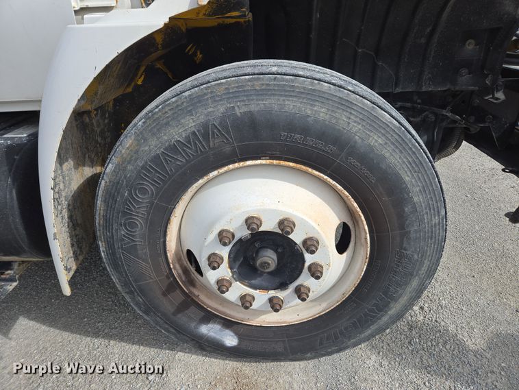 image for item DW1879 2005 International 4300 flatbed truck