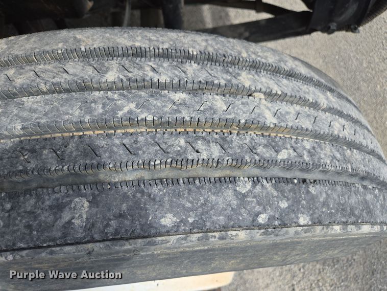 image for item DW1879 2005 International 4300 flatbed truck