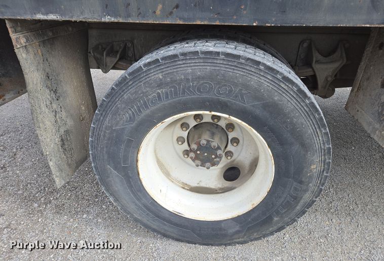 image for item DW1879 2005 International 4300 flatbed truck