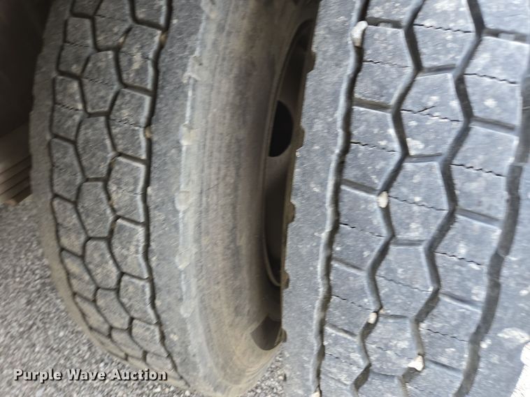 image for item DW1879 2005 International 4300 flatbed truck