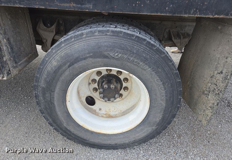 image for item DW1879 2005 International 4300 flatbed truck