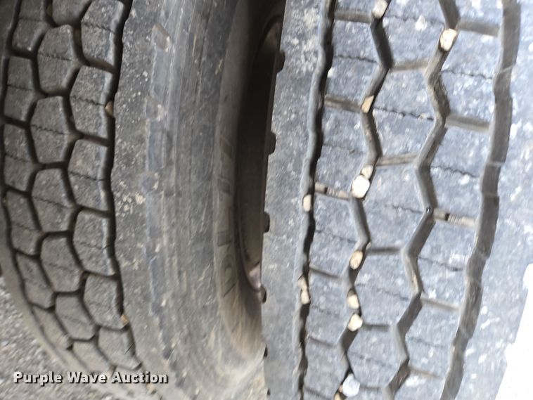 image for item DW1879 2005 International 4300 flatbed truck