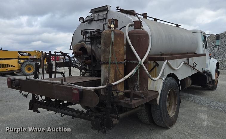 image for item DW1881 1996 International 4700 oil distributor truck