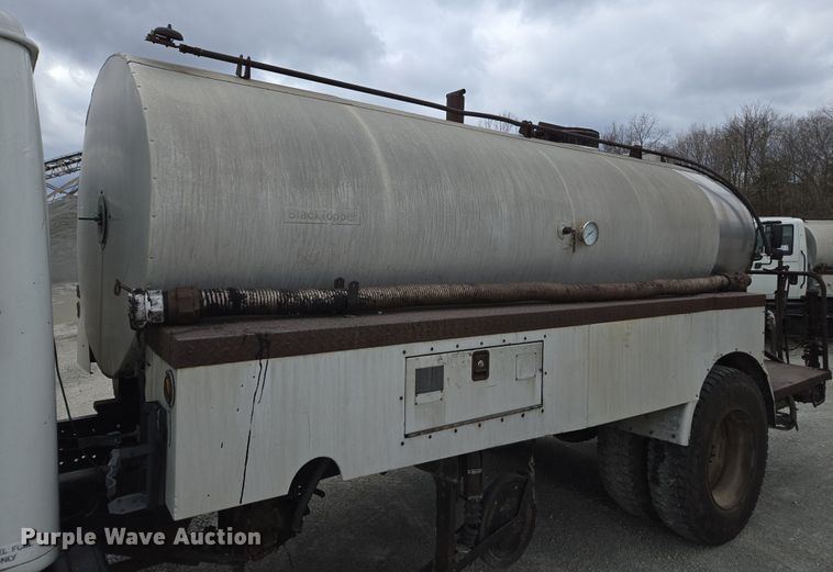 image for item DW1881 1996 International 4700 oil distributor truck