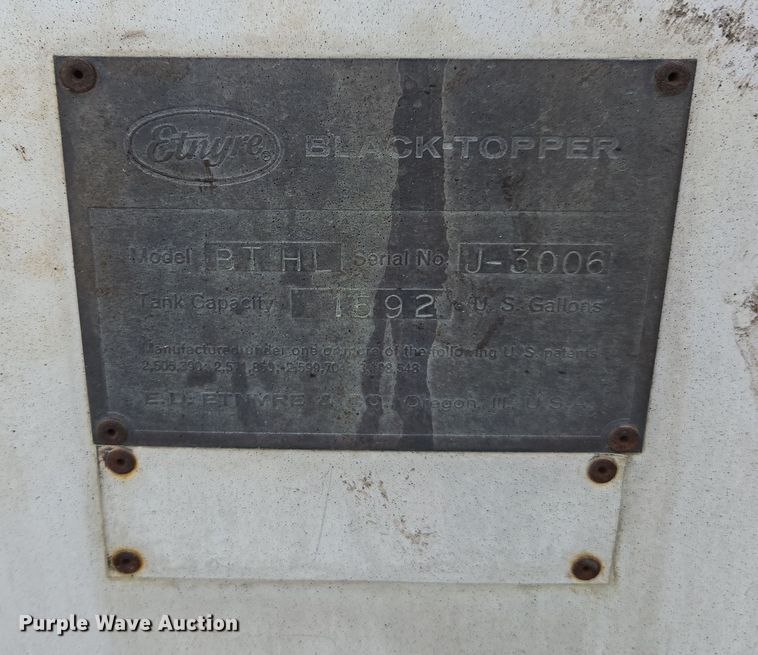 image for item DW1881 1996 International 4700 oil distributor truck