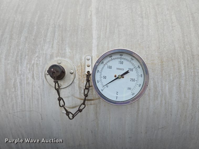 image for item DW1881 1996 International 4700 oil distributor truck