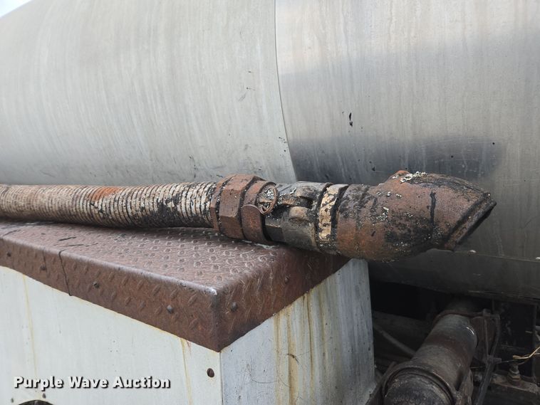 image for item DW1881 1996 International 4700 oil distributor truck