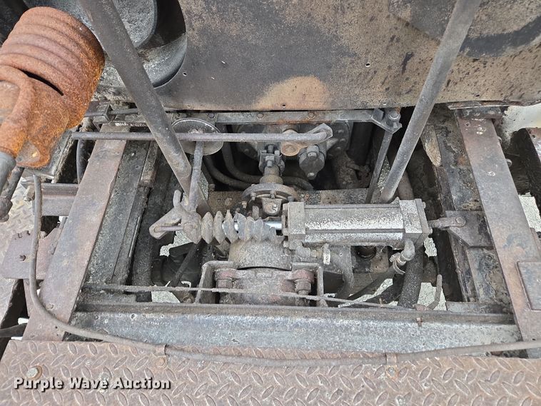 image for item DW1881 1996 International 4700 oil distributor truck